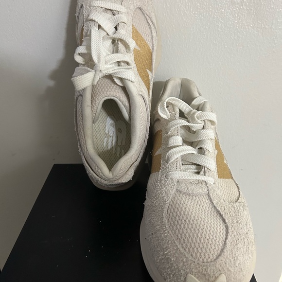 New balance sneakers hardly worn - Picture 2 of 4